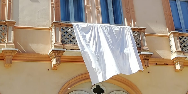 Un lenzuolo bianco dal Palazzo comunale per ricordare Giovanni Falcone e le vittime di mafia. Alle 17.57 i Sindaci osserveranno un minuto di silenzio indossando la fascia tricolore.